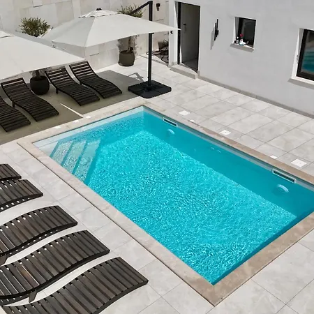 アパート Lavea トロギール