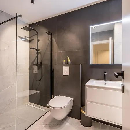 アパート Lavea トロギール