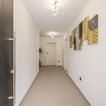 アパート Lavea トロギール